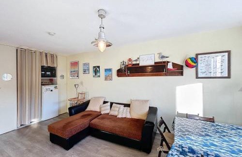 Merville-Franceville-Plage Apartment | Appartement avec terrasse, parking et WiFi, 4 pers. à Merville Franceville - FR-1-465-98