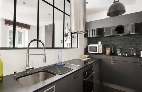 La Rochelle City Centre Apartment | Appart heart of history, large terrace on the park and 10 'walk from the beach.