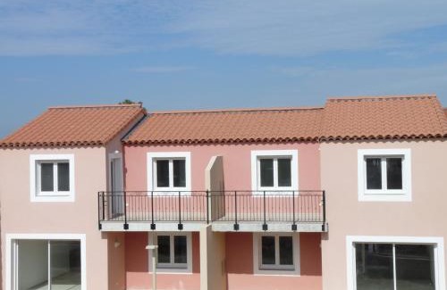 Saint-Mitre-les-Remparts Apartment | Appart'hotel Résidence La Provence