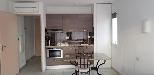 Saint-Mitre-les-Remparts Apartment | Appart'hotel Résidence La Provence