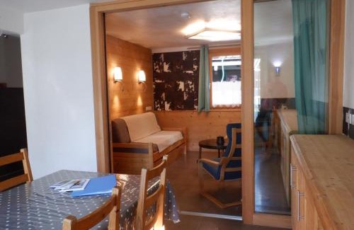 Morzine Apartment | Appart Pointe de Nyon Morzine Centre 4 à 5 pers calme jardin vue parking