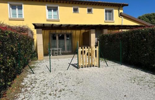 Cecina Apartment | Appartamenti Teresa & Adele, 2 km dal mare, 2 bagni, giardino recintato, WIFI, posto auto