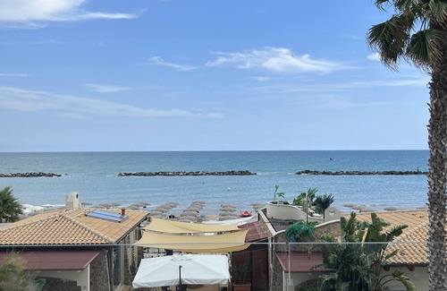 Cupra Marittima Apartment | Appartamento Fronte Mare n5, Ombrellone + due Lettini Inclusi