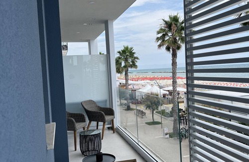 Cupra Marittima Apartment | Appartamento Fronte Mare n5, Ombrellone + due Lettini Inclusi