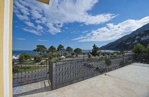 Vietri sul Mare House | Appartamento Mariuccia A: A bright apartment situated at a short distance from the beach, with Free WI-FI.