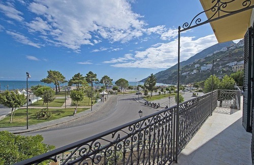 Vietri sul Mare House | Appartamento Mariuccia A: A bright apartment situated at a short distance from the beach, with Free WI-FI.