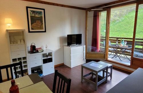 Besse-et-Saint-Anastaise Apartment | Appartement Hauteurs Super Besse - 4 personnes -Piscine & Garage