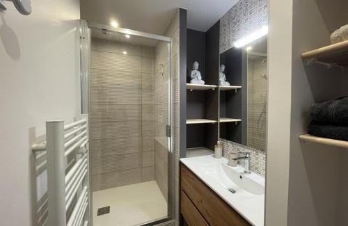 Vieux-Boucau-les-Bains Apartment | Appartement T3 cabine rénové face à l'océan, 6 pers. - FR-1-379-184