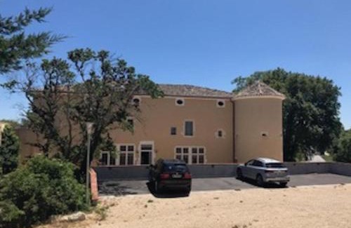 Lussan Apartment | Appartement 2ème étage 4 personnes dans Château avec piscine collective