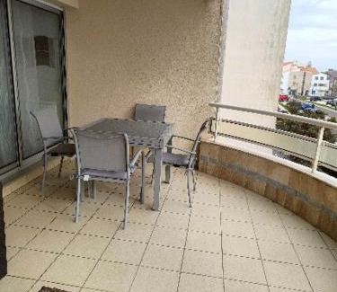 Les Sables d'Olonne Apartment | Appartement 2 Pièces avec une grande terrasse, 3 étoiles, Wifi, Box pour véhicule et vélos