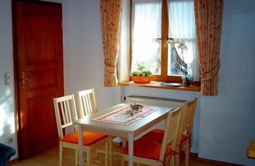 Pidingerau Apartment | Appartement (28 QM) Wohn-/Schlafzimmer mit halbhoher Abtrennung zur Küchenzeile, Dusche/WC, Kabel-/SAT - TV, Balkon