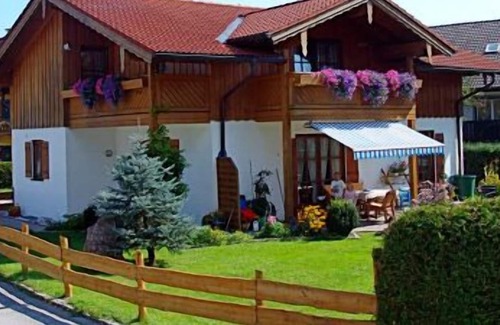 Pidingerau Apartment | Appartement (28 QM) Wohn-/Schlafzimmer mit halbhoher Abtrennung zur Küchenzeile, Dusche/WC, Kabel-/SAT - TV, Balkon