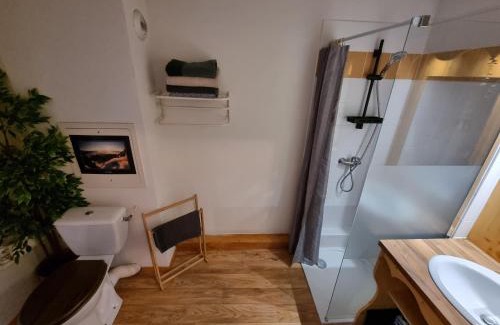 Chamrousse Apartment | Appartement 4 personnes 32m2 Au pied des pistes- WiFI- Balcon Sud- Chamrousse 1650
