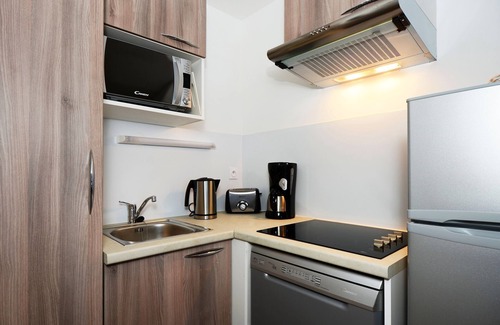 Auris Condo | Appartement Abordable | Accès Piscine Intérieure