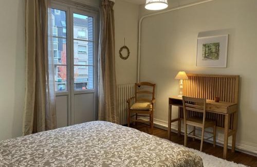 Moulins Apartment | Appartement au cœur de Moulins avec parking privé, parfait pour 2 à 4 personnes - FR-1-489-398