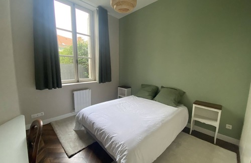 Auxerre Apartment | Appartement au Calme Dans un bel Hôtel Particulier, Place de Lhôtel de Ville