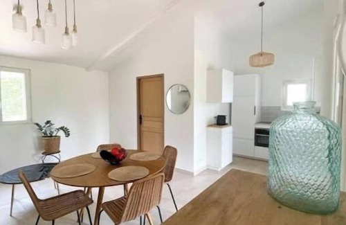 Flayosc Apartment | Appartement Avec une Chambre, Piscine et Tennis