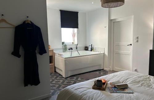 Moulins Apartment | appartement balnéo-centre ville et parking