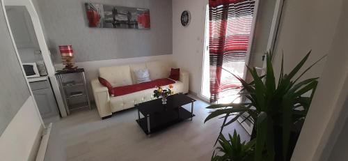 Volx Apartment | appartement bien équipé 2 chambres lit 2 place, plus canapé lit, 5 personnes, terrasse bien équipé, planchas, parking gratuit sur place, a proximité de tout commerce et de cure thermal, Cadarache ,Forcalquier, gorge du verdon , Moustier, montagne de Lure