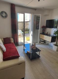 Volx Apartment | appartement bien équipé 2 chambres lit 2 place, plus canapé lit, 5 personnes, terrasse bien équipé, planchas, parking gratuit sur place, a proximité de tout commerce et de cure thermal, Cadarache ,Forcalquier, gorge du verdon , Moustier, montagne de Lure