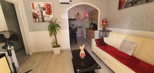 Volx Apartment | appartement bien équipé 2 chambres lit 2 place, plus canapé lit, 5 personnes, terrasse bien équipé, planchas, parking gratuit sur place, a proximité de tout commerce et de cure thermal, Cadarache ,Forcalquier, gorge du verdon , Moustier, montagne de Lure