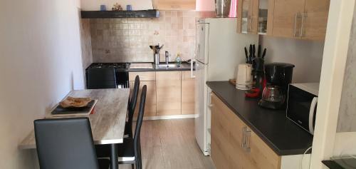 Volx Apartment | appartement bien équipé 2 chambres lit 2 place, plus canapé lit, 5 personnes, terrasse bien équipé, planchas, parking gratuit sur place, a proximité de tout commerce et de cure thermal, Cadarache ,Forcalquier, gorge du verdon , Moustier, montagne de Lure
