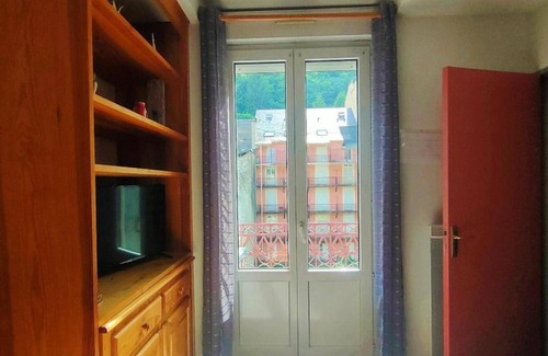 Cauterets Apartment | Appartement Centre-Ville 4/6 Pers, 3e Étage, Cuisine Équipée, Parking Gratuit, Linge en Supplément - FR-1-234-228