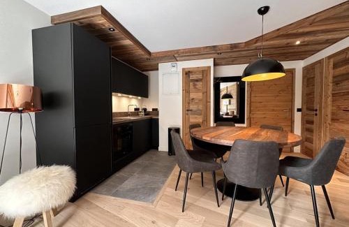 Les Carroz-d'Araches Apartment | Appartement de standing 3P au pied des pistes, terrase privée, parking, à 350m du centre-village - FR-1-572-294