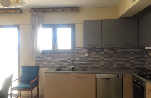 Evrostina Apartment | Appartement en bord de mer avec piscine. Vue à couper le souffle !