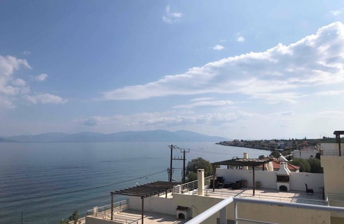 Evrostina Apartment | Appartement en bord de mer avec piscine. Vue à couper le souffle !