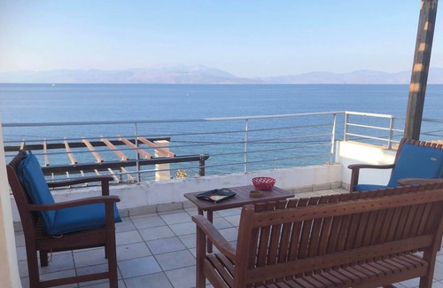 Evrostina Apartment | Appartement en bord de mer avec piscine. Vue à couper le souffle !