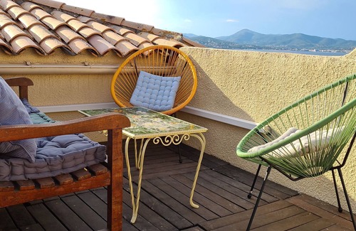 Saint-Tropez Apartment | Appartement en Duplex proche du village/walking distance from the village.