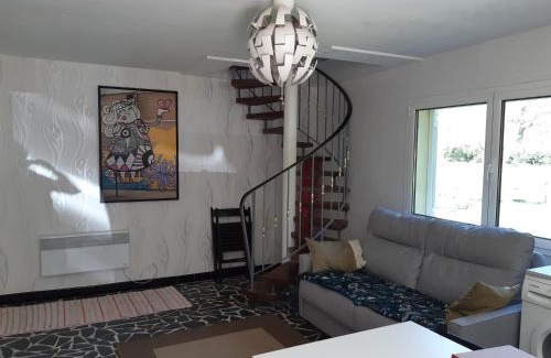 Scaer House | Appartement en lisière de forêt avec étang