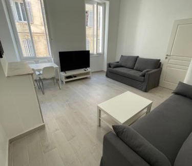 Saint-Lazare Apartment | Appartement entier T3 beau volume 1er étage