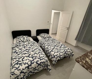 Saint-Lazare Apartment | Appartement entier T3 beau volume 1er étage