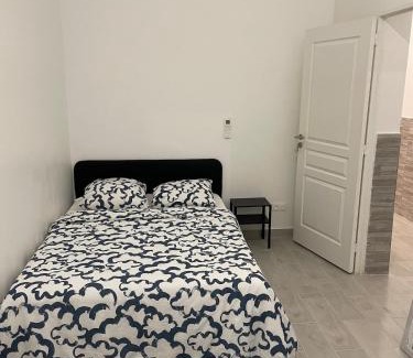 Saint-Lazare Apartment | Appartement entier T3 beau volume 1er étage