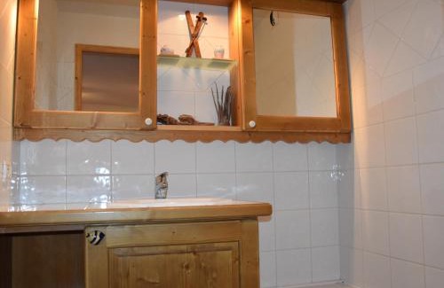 Pralognan-la-Vanoise Apartment | Appartement Familial avec Balcon Est - Près des Pistes et Commerces - FR-1-464-181