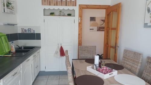 La Maurienne Apartment | APPARTEMENT, LA ROUTE DES GRANDES ALPES , 6 couchages, GARAGE pour motards, cyclistes, POSSIBILITÉ de studios supplémentaires, si plus de 6 pers