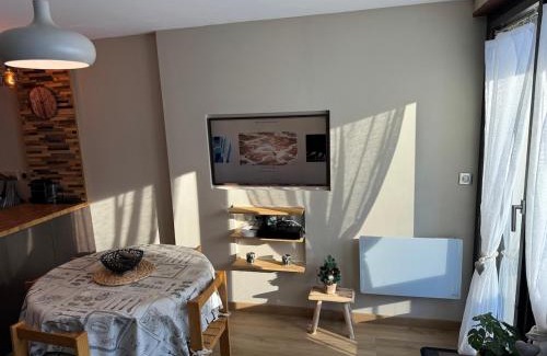 Montgenevre Apartment | Appartement Les Chalmettes 4 Personnes au pied des Pistes Wifi - Balcon - Parking