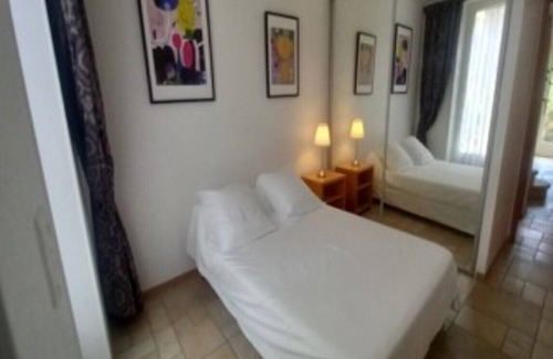 Marnes-la-Coquette Apartment | APPARTEMENT MEUBLE & EQUIPE A GARCHES/30 M2/1 250 €/MOIS