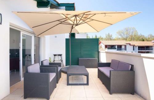 Hendaye Apartment | Appartement moderne à Hendaye, 400m de la plage, terrasse, parking et WiFi inclus - FR-1-2-371