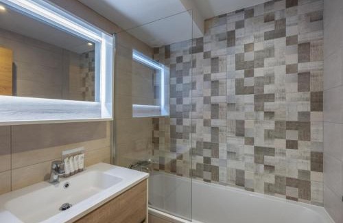 Courchevel Apartment | Appartement moderne 6 pers proche pistes avec parking, casier à ski, balcon - FR-1-563-140