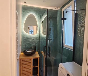 Montmartre Apartment | Appartement Montmartre, Moulin de la galette