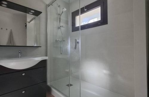 Pyrenees 2000 Apartment | Appartement rénové 3 pièces avec terrasse, casier à skis et parking privé à Bolquère - FR-1-592-40