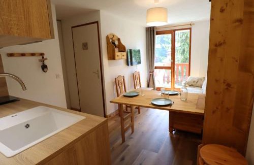 Areches Apartment | Appartement rénové en 2022 pour 3 personnes - Centre village - Piscine l'été - Classé 2 étoiles - FR-1-342-140