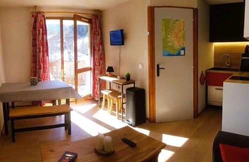 Areches Apartment | Appartement rénové au cœur d'Arêches-Beaufort, proche pistes, balcon plein sud, piscine, pour 4 pers. - FR-1-342-167