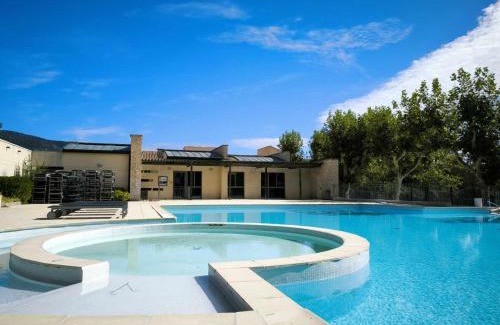 Saumane-de-Vaucluse Apartment | Appartement T2 magnifique vue sur golf avec climatisation avec piscine