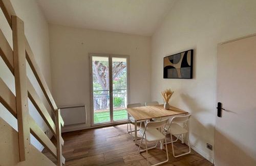 Les Sablettes Apartment | Appartement T3 mezzanine, plage des Sablettes à 300 m !