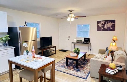 Durham House | Appealing 3 Bed Flat on a quiet street; only minutes to downtown entertainment.