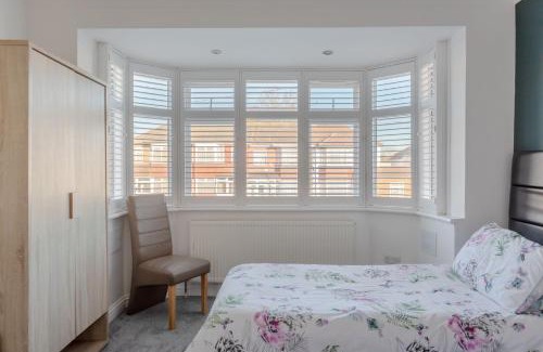 Queensbury House | Apple House Wembley - Family room with shared bathroom